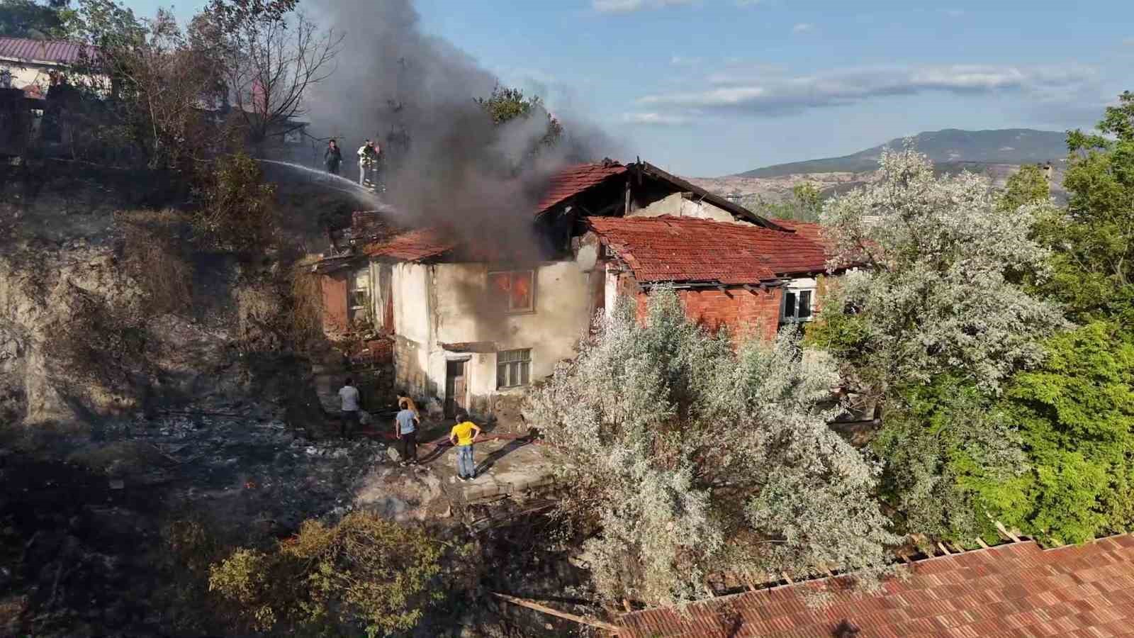 Otluk alanda çıkan yangında 4 ev zarar gördü 