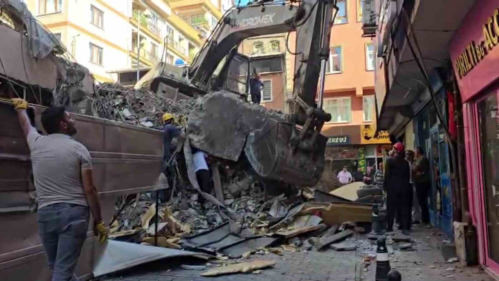 Zonguldak’ta yıkım sırasında molozlar yola döküldü 