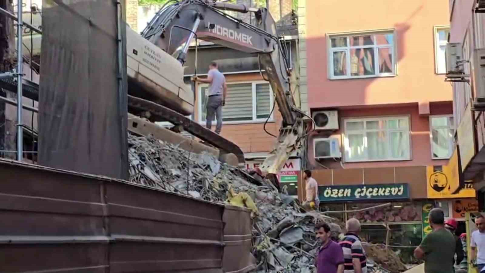 Zonguldak’ta yıkım sırasında molozlar yola döküldü 