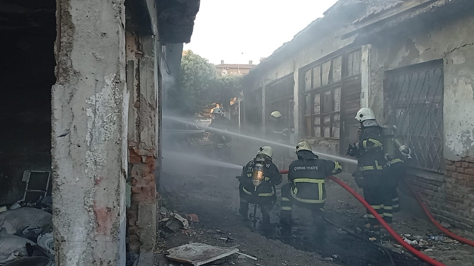Metruk iş yerinde korkutan yangın 