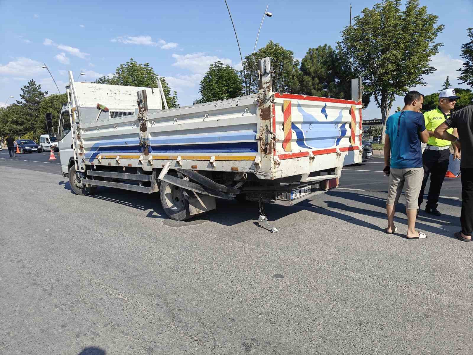 Minibüs kamyona arkadan çarptı: 1 yaralı 