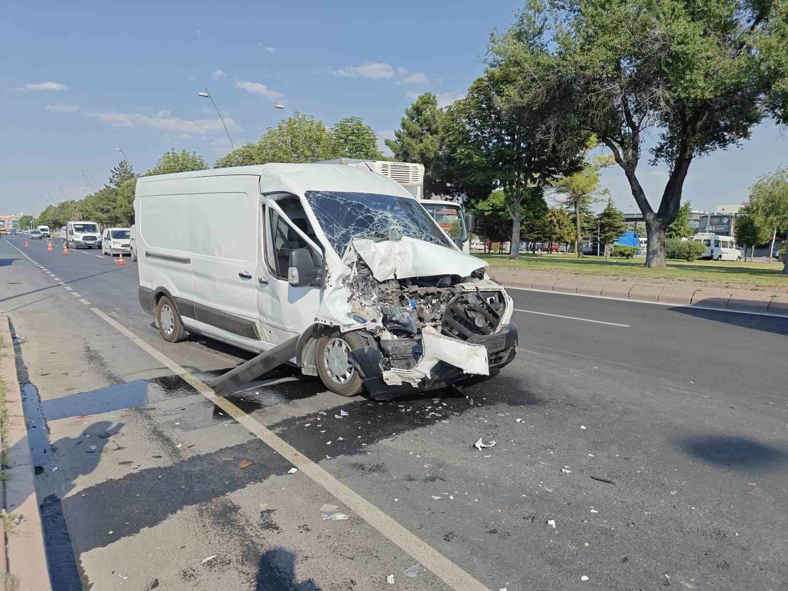 Minibüs kamyona arkadan çarptı: 1 yaralı 