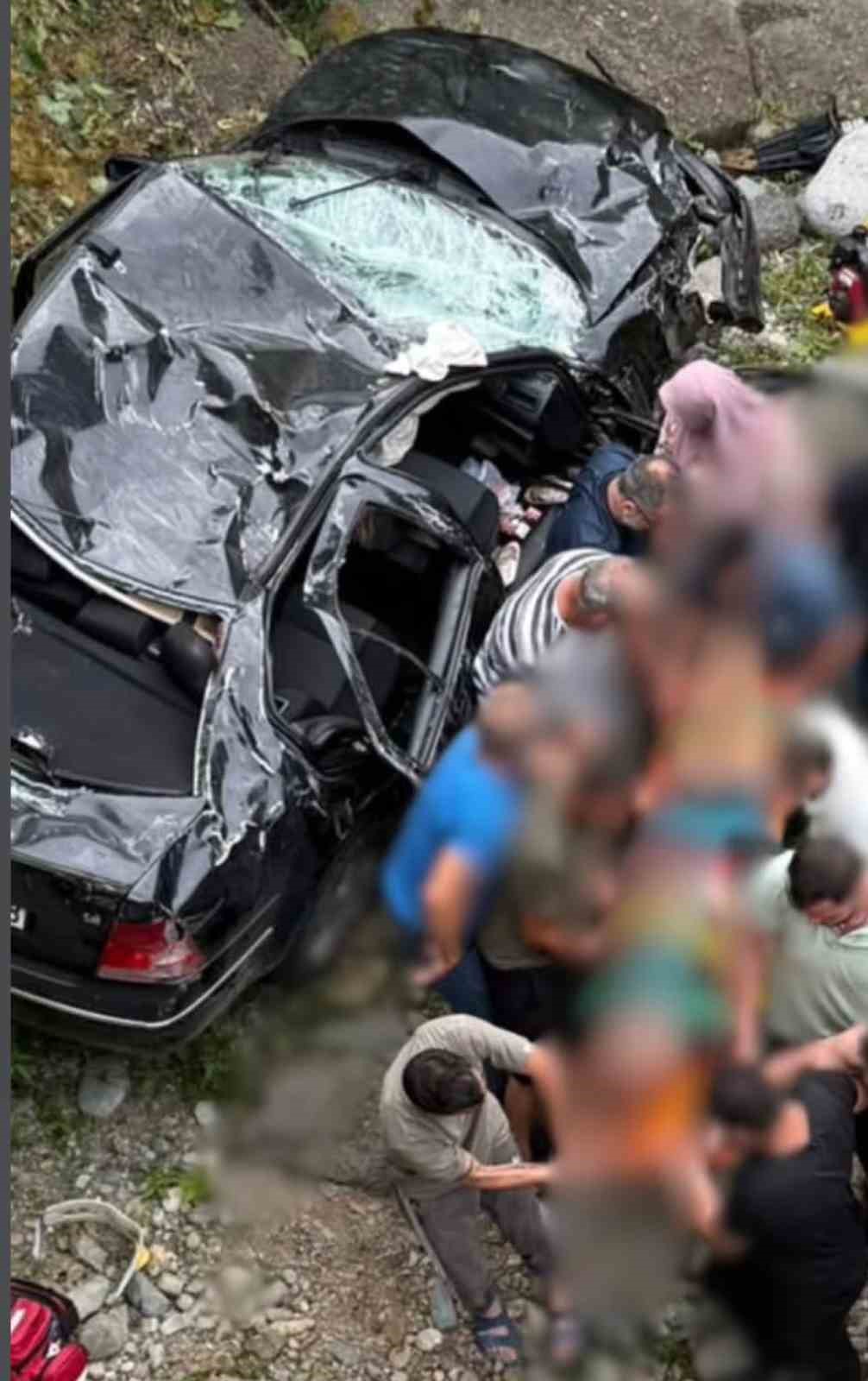 Rize’de iki araç çarpıştı: 1 ölü, 8 yaralı 