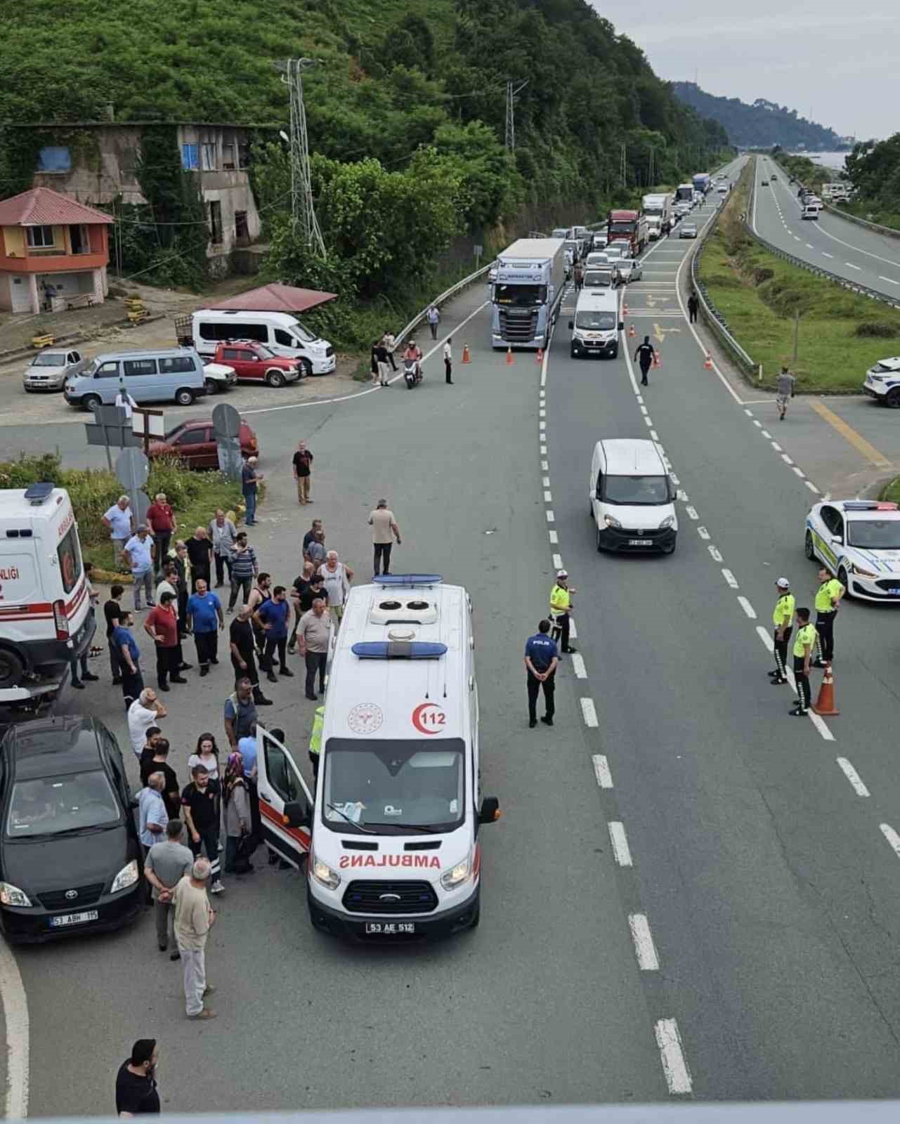 Rize’de iki araç çarpıştı: 1 ölü, 8 yaralı 