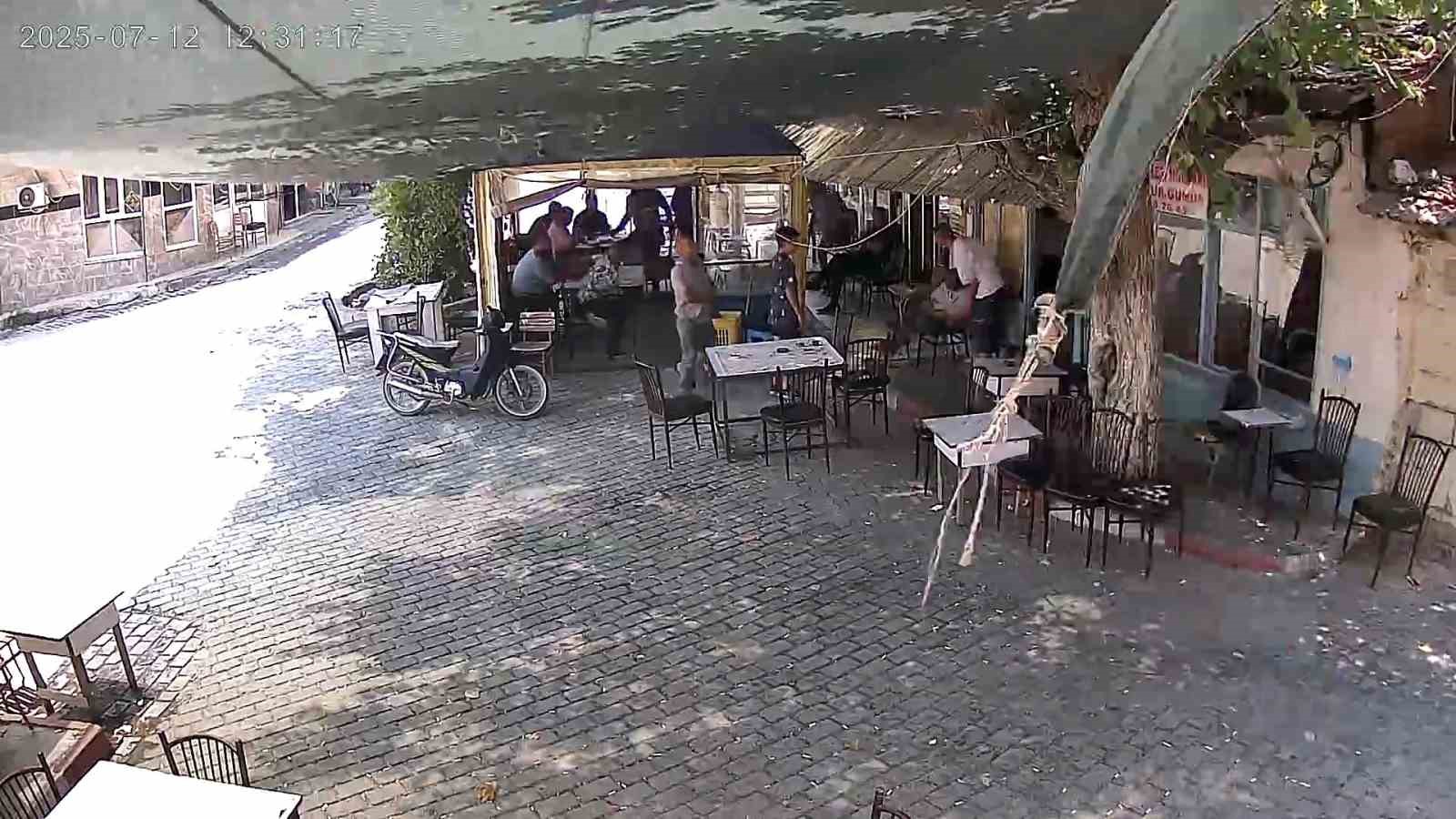 Kahvehanede otururken kalp krizi geçiren adam hayatını kaybetti 