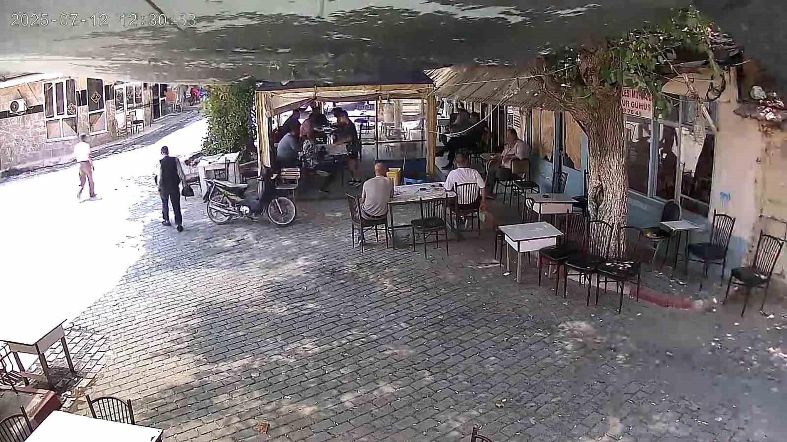 Kahvehanede otururken kalp krizi geçiren adam hayatını kaybetti 