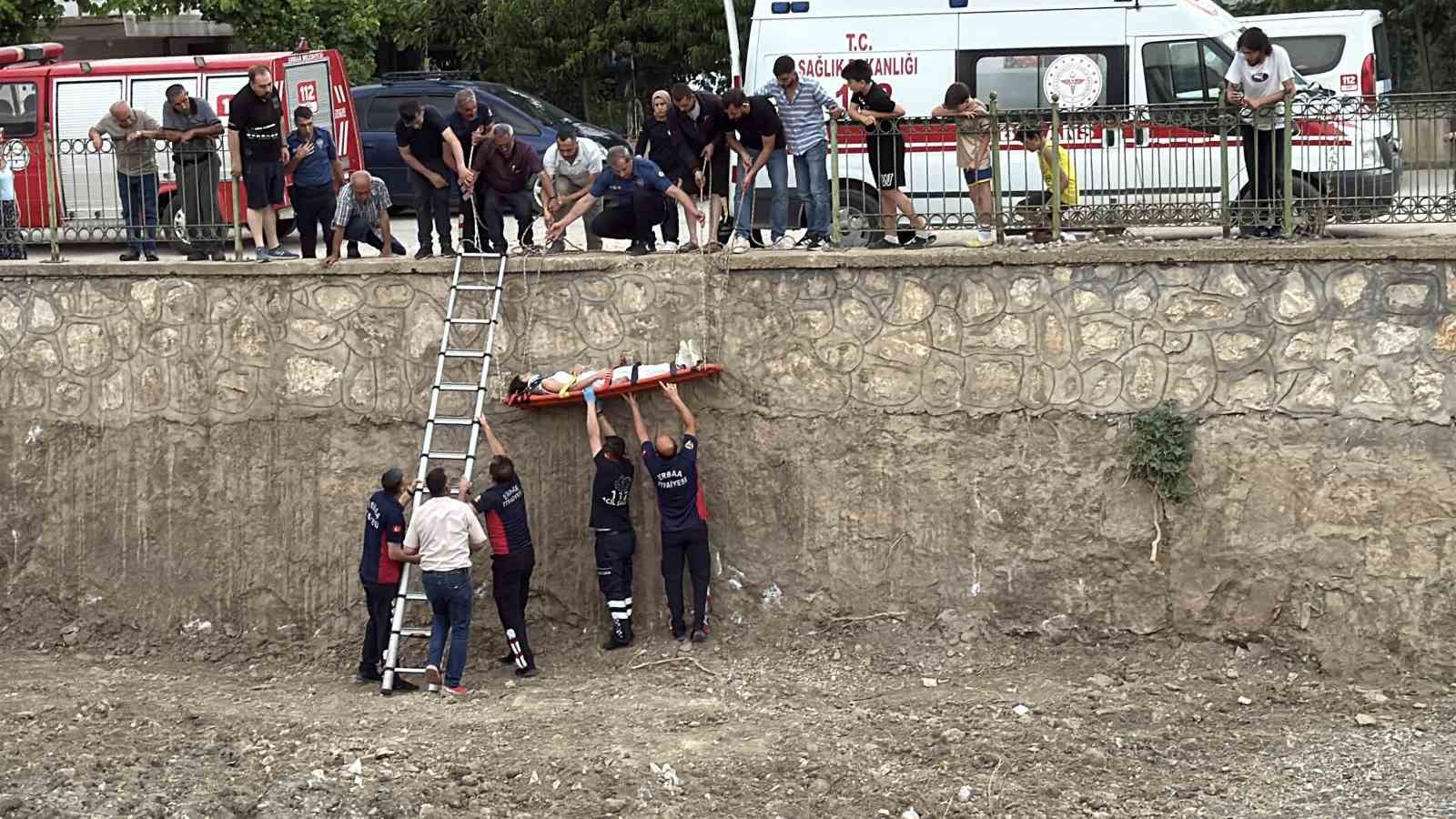Kediye yardım etmek isterken su kanalına düştü 
