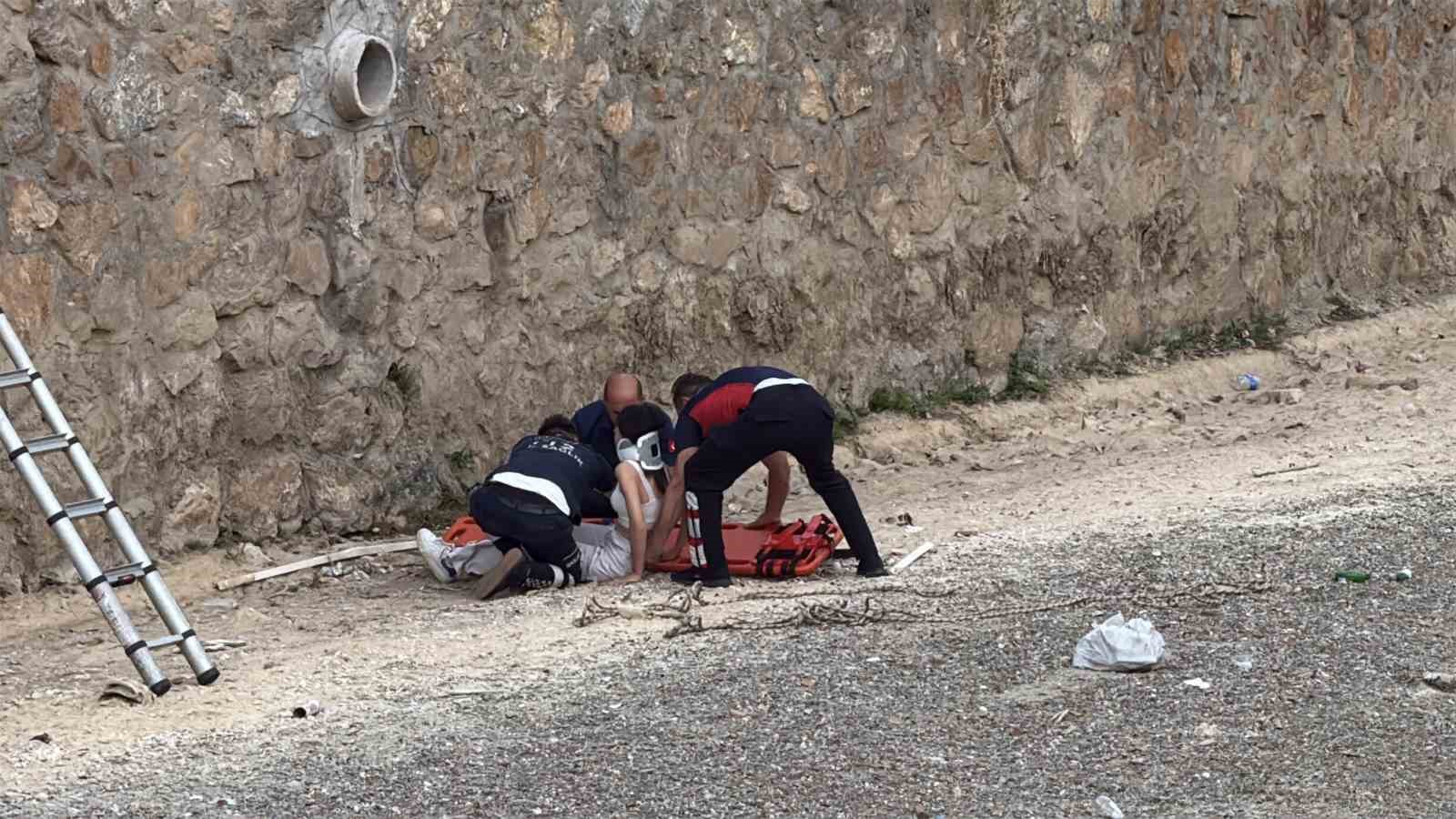 Kediye yardım etmek isterken su kanalına düştü 