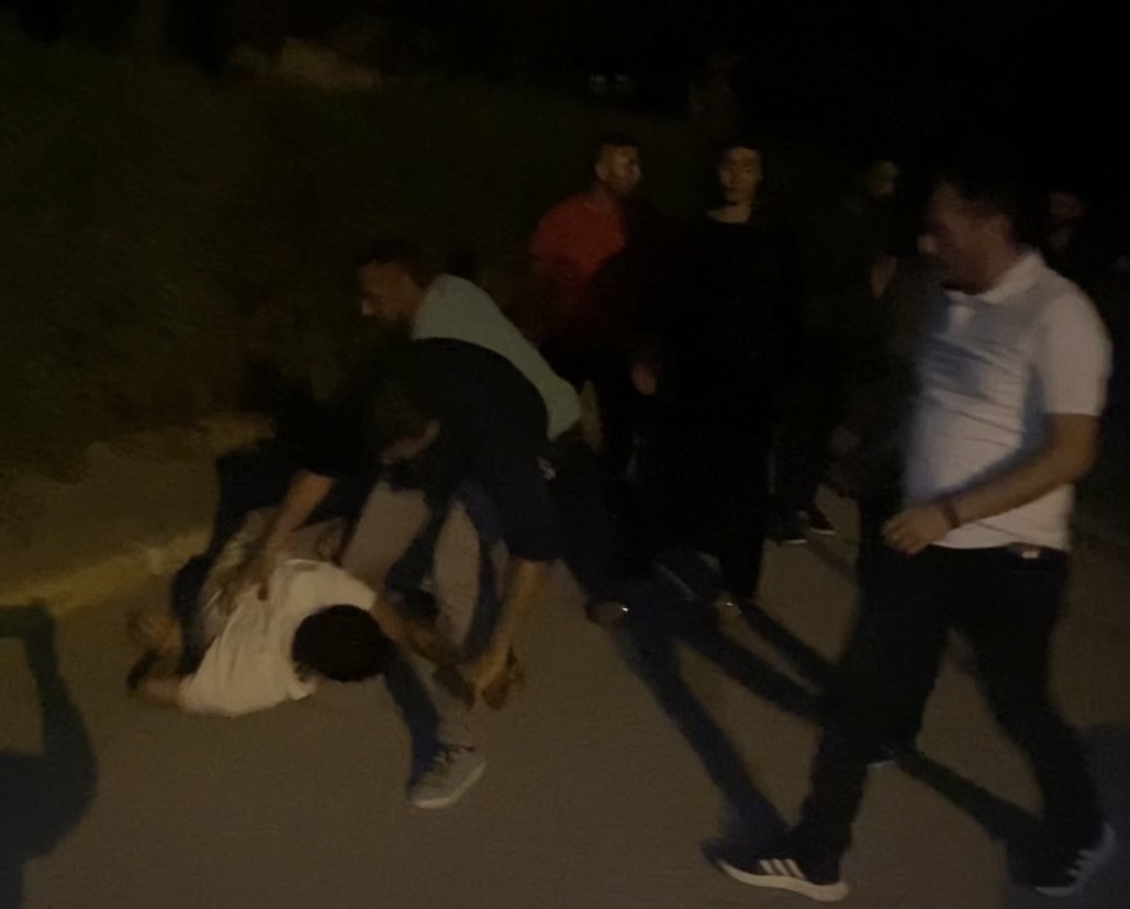 Eli bıçaklı genç polisin biber gazlı müdahalesiyle etkisiz hale getirildi 