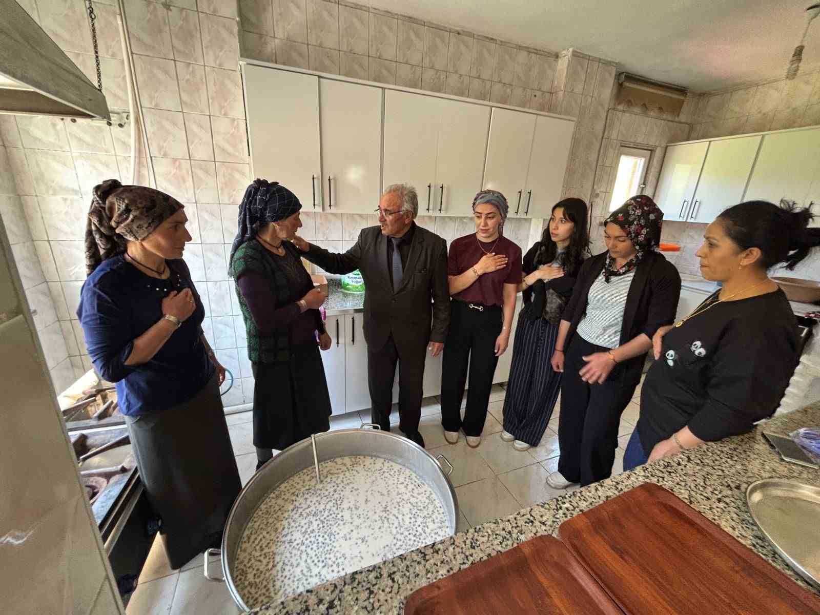Damal’da cemevinde lokma ve aşure ikramı yapıldı 