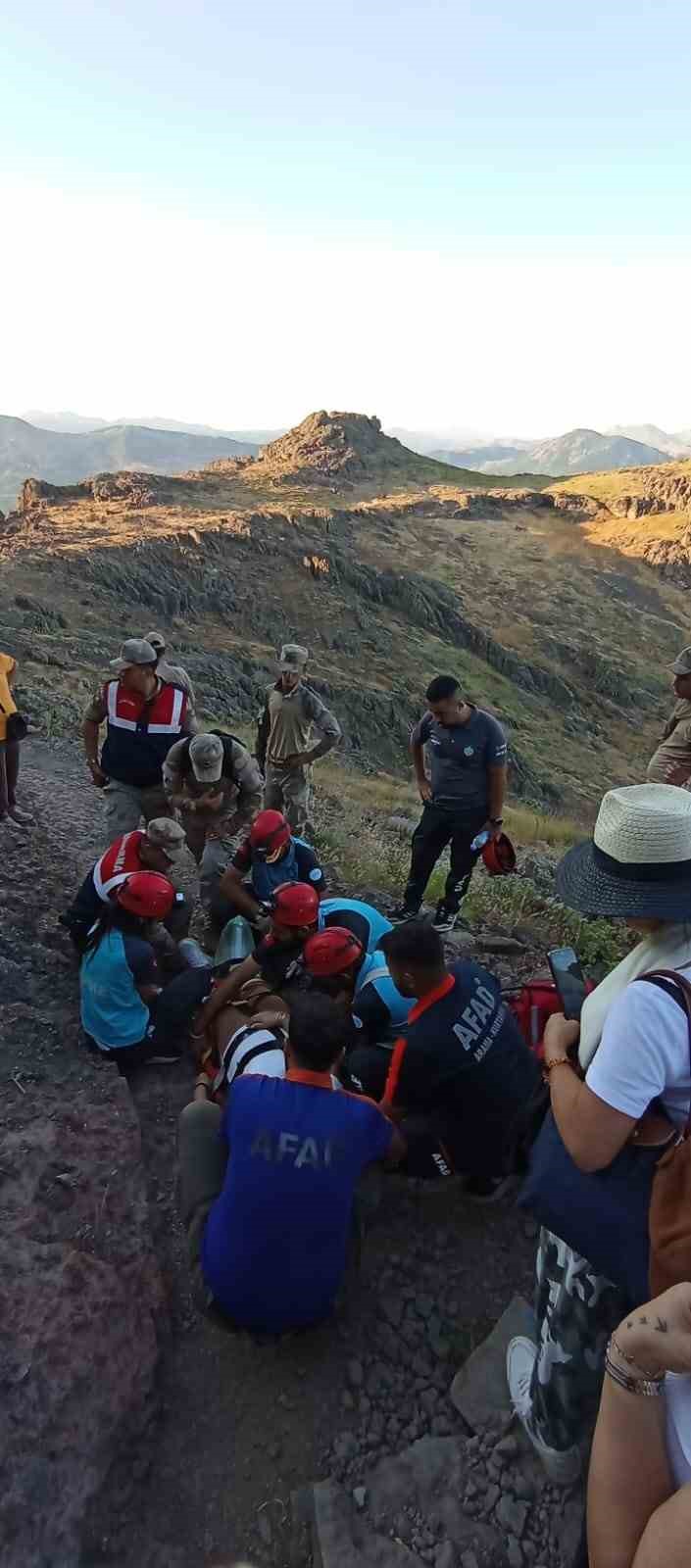 Tunceli’de kayalıkta düşen kadın ekiplerce kurtarıldı 