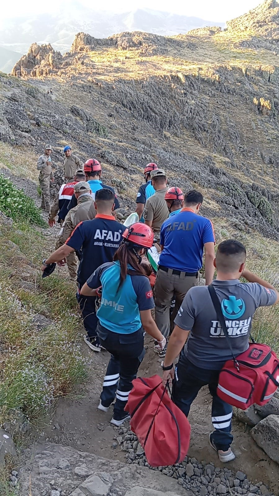 Tunceli’de kayalıkta düşen kadın ekiplerce kurtarıldı 