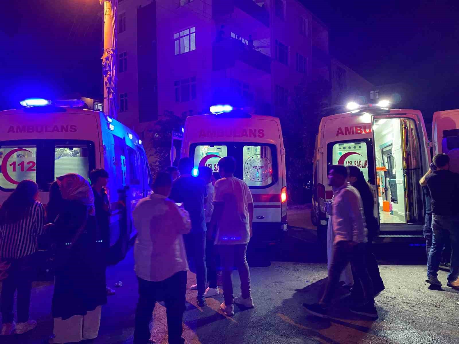 Düğün salonunda korkutan yangın: 2’si çocuk 4 kişi dumandan etkilendi 