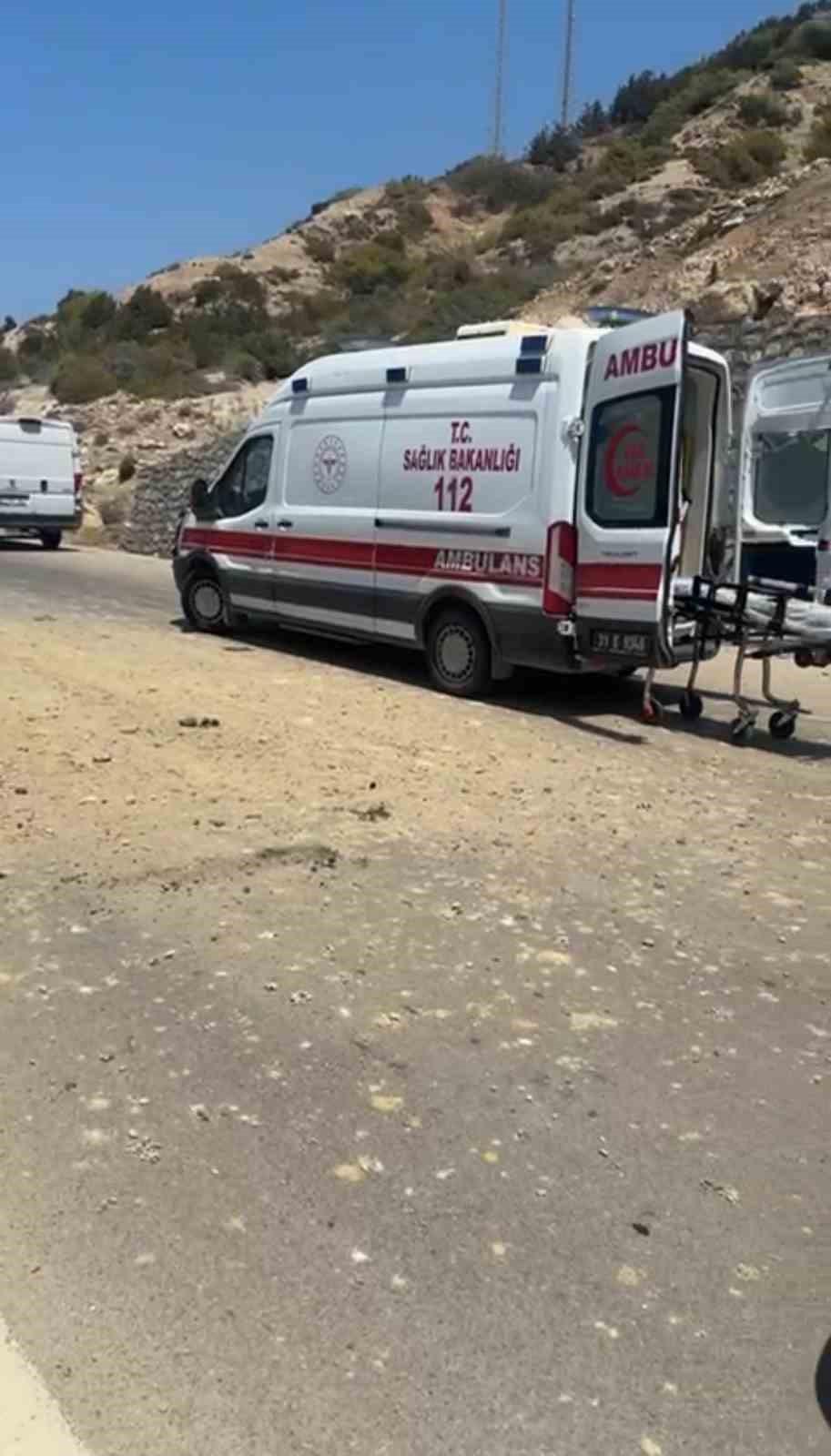 Arsuz’da orta refüje devrilen otomobilin sürücüsü yaralandı 