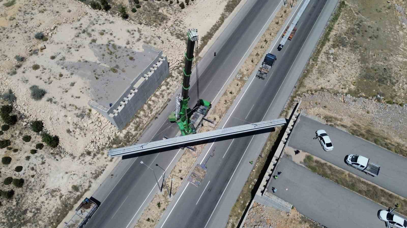 Karaman’da yeni çevre yolundaki köprülü kavşağın 60 tonluk köprü kirişleri vinçle yerleştirildi 