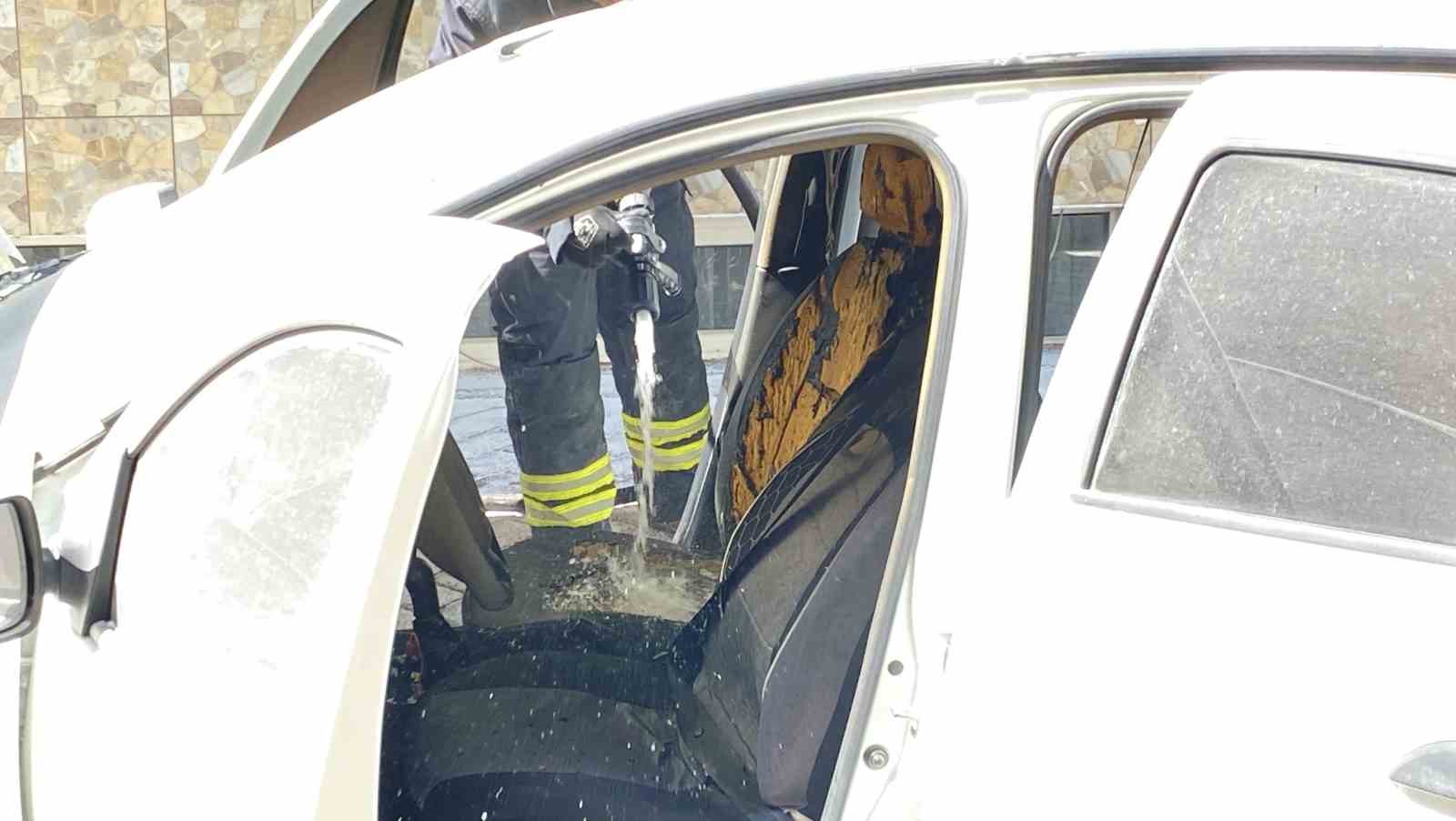 Park halindeki otomobildeki yangın büyümeden söndürüldü 