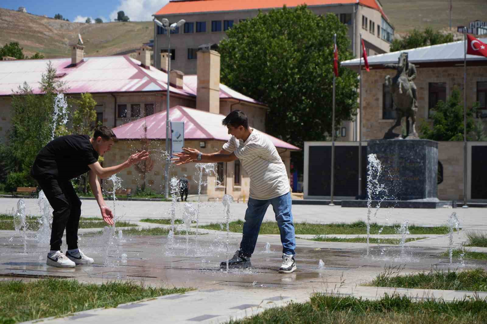Bayburt’a yaz sonunda geldi: Kimisi fıskiyeyle ıslanarak kimisi dondurma yiyerek kimisi de çeşme başında su içerek serinlemeye çalıştı 