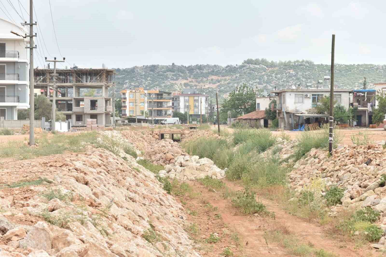 Kepez’in Demirel Mahallesi’nde dere ıslah çalışması yapıldı 