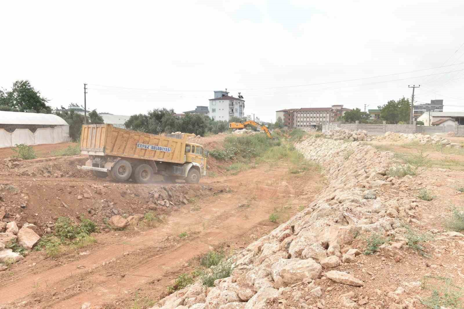 Kepez’in Demirel Mahallesi’nde dere ıslah çalışması yapıldı 
