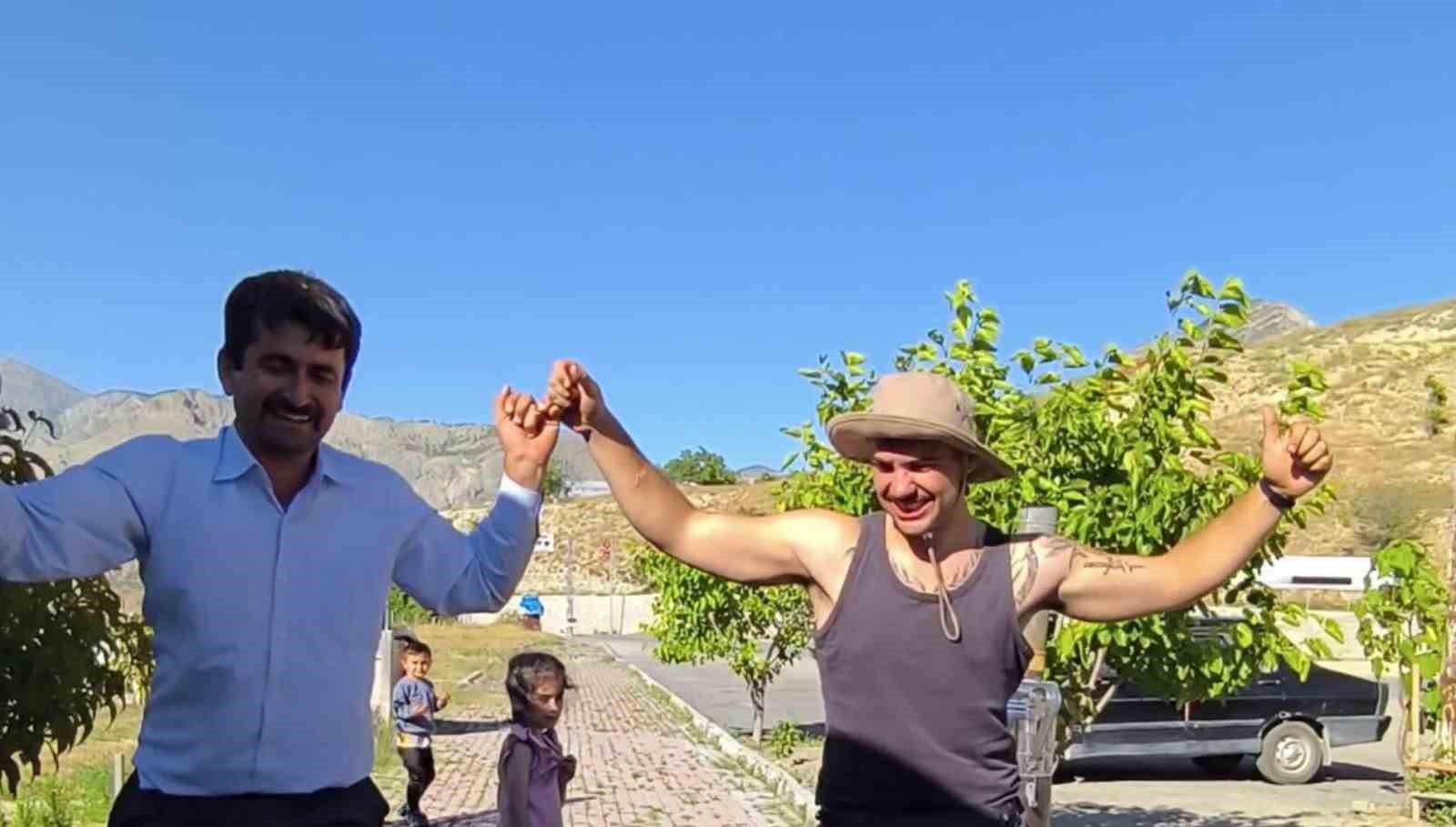 Dünyayı gezen Portekizli turist, Tortum Şelalesi’nde Erzurum havası oynadı