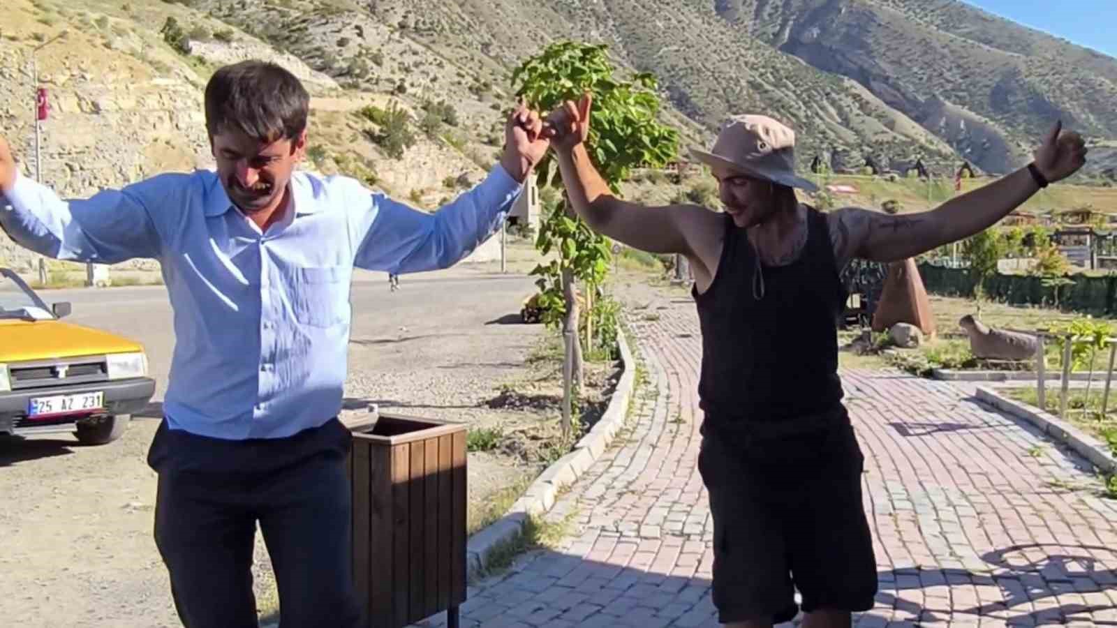 Dünyayı gezen Portekizli turist, Tortum Şelalesi’nde Erzurum havası oynadı 