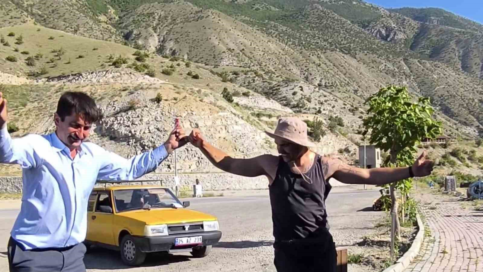 Dünyayı gezen Portekizli turist, Tortum Şelalesi’nde Erzurum havası oynadı 