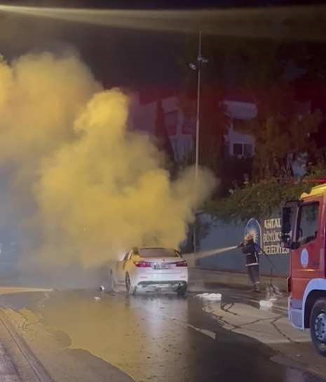 Seyir halindeyken yanmaya başlayan otomobil alev topuna döndü 