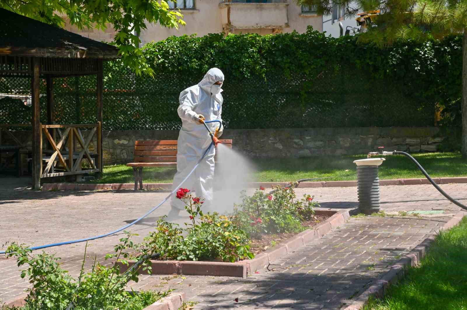 Selçuklu Belediyesi yeşil alan ilaçlamalarını dış mahallelerde de sürdürüyor 