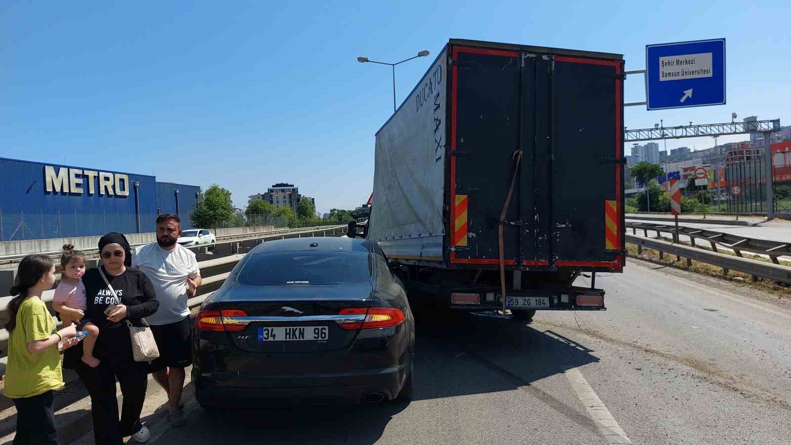 Samsun’da kamyon ile otomobil çarpıştı 