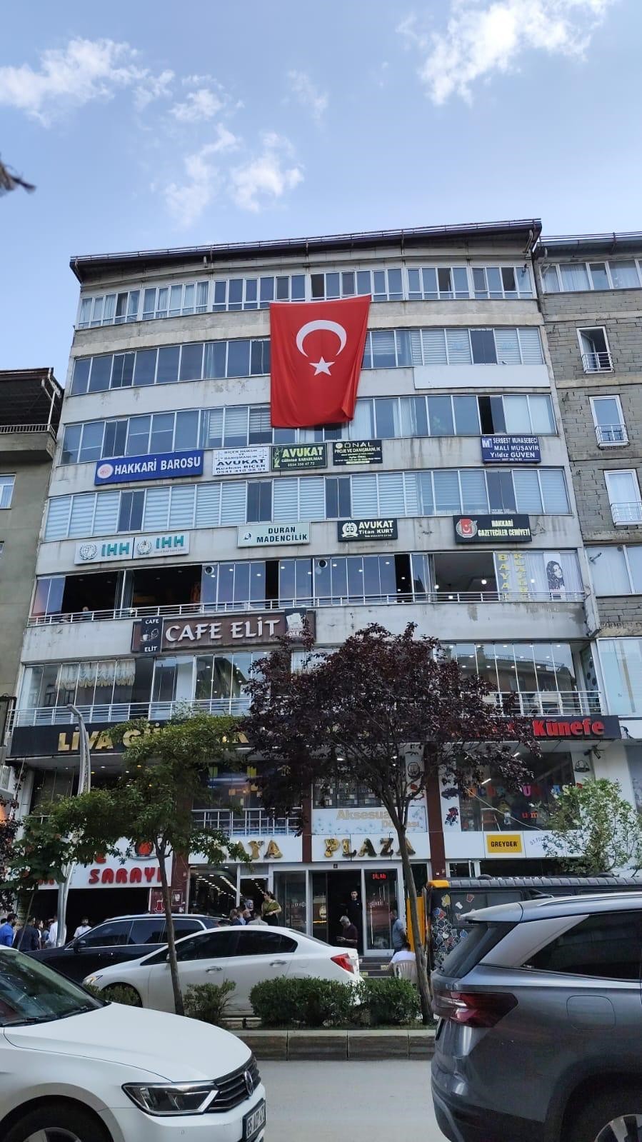 Hakkari’de ‘Terörsüz Türkiye’ye bayraklı destek 