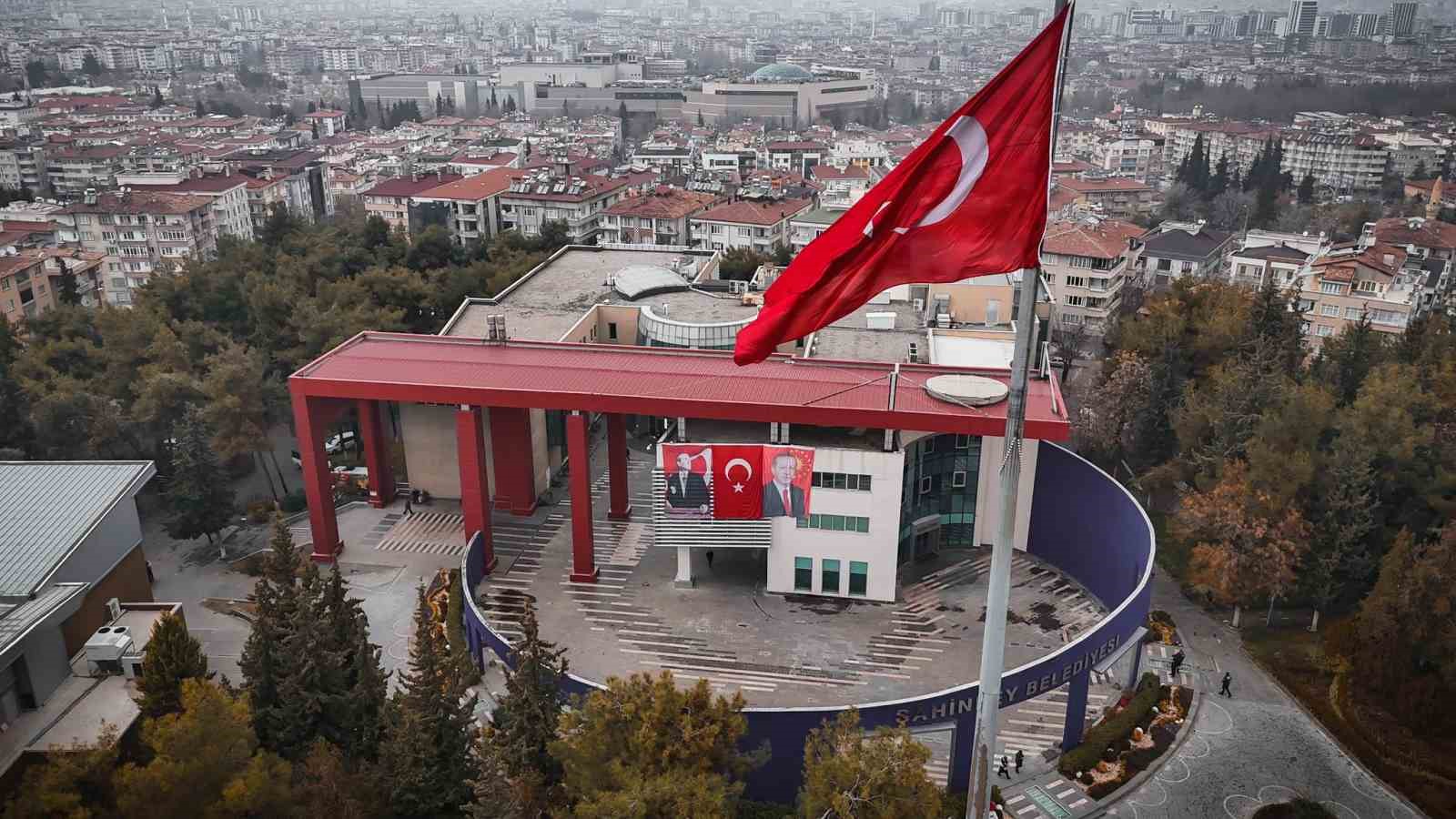 Şahinbey ay yıldızla donatılıyor 