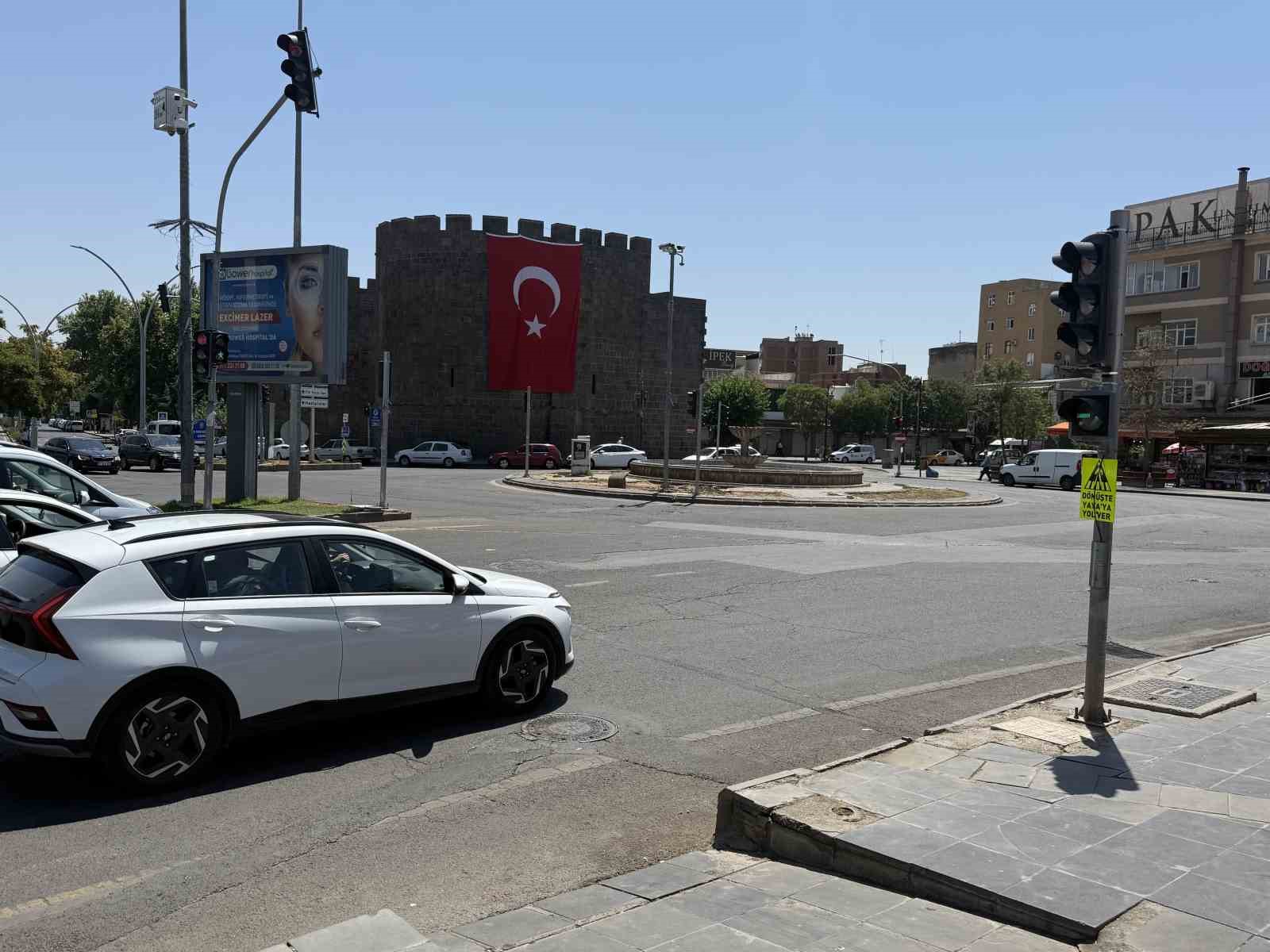 Diyarbakır’da kavurucu sıcaklar tarihi mekanları boşalttı 