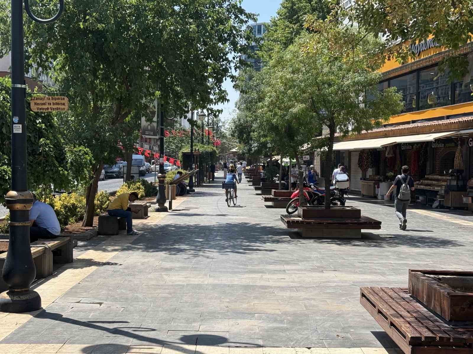 Diyarbakır’da kavurucu sıcaklar tarihi mekanları boşalttı 