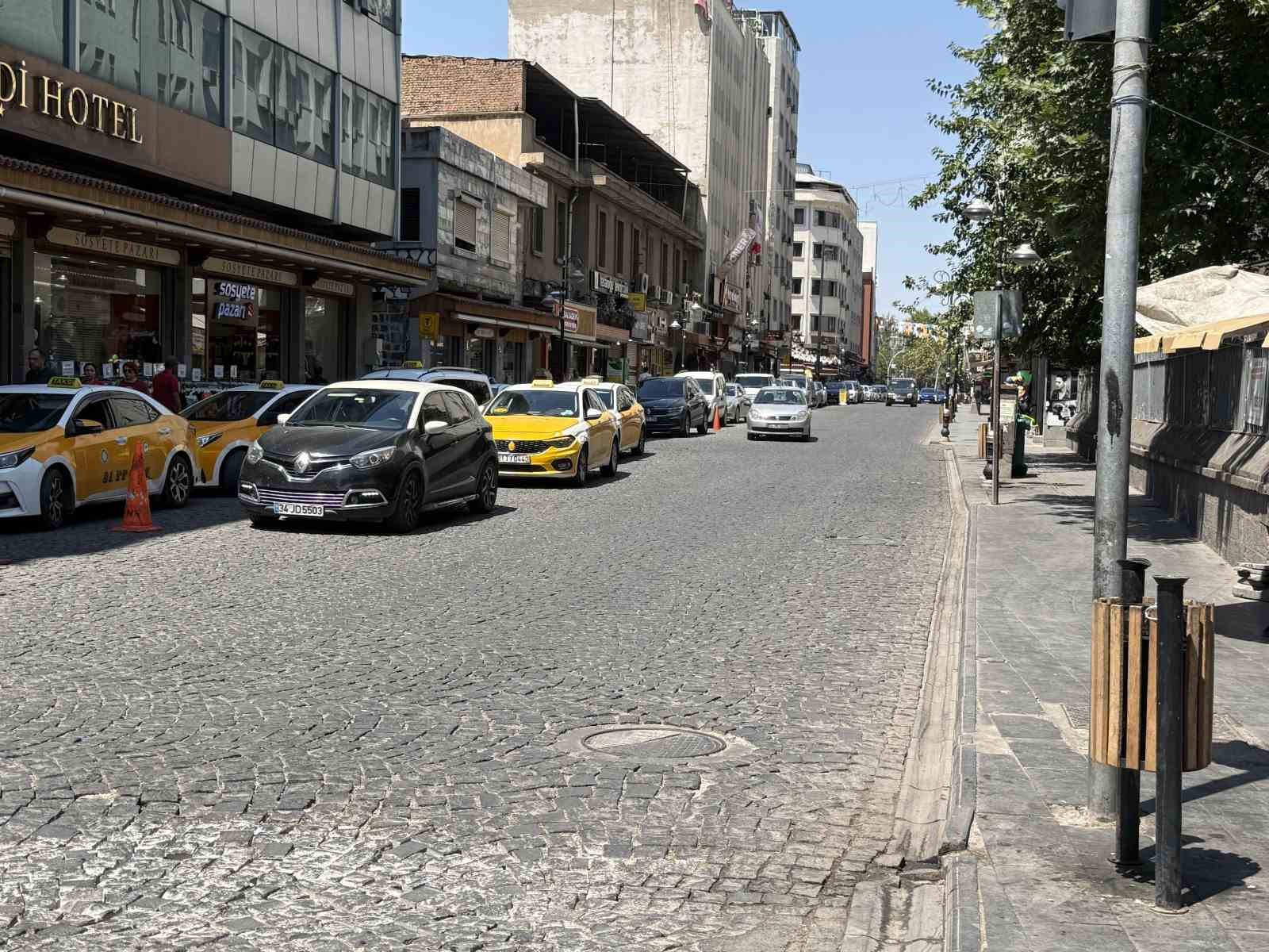 Diyarbakır’da kavurucu sıcaklar tarihi mekanları boşalttı 