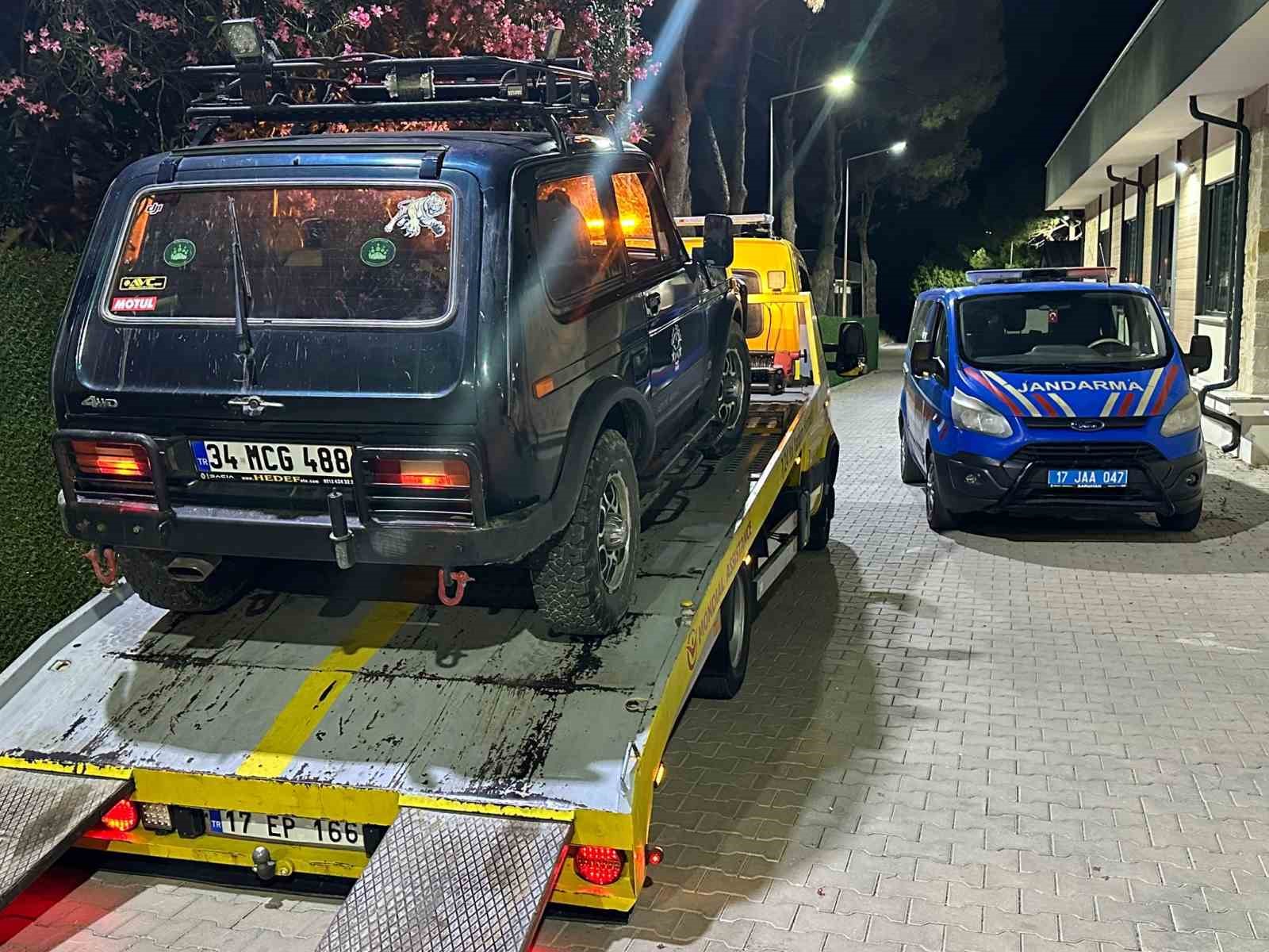 Gökçeada’da tuz gölünde arazi aracıyla drift yaptı 