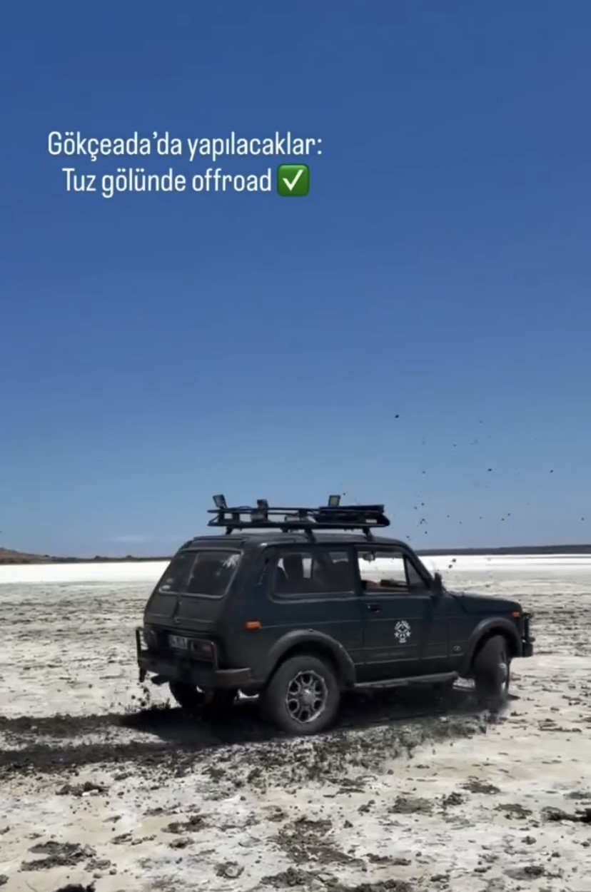 Gökçeada’da tuz gölünde arazi aracıyla drift yaptı 