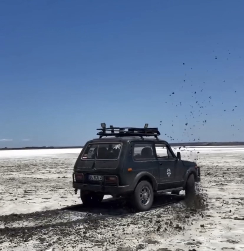 Gökçeada’da tuz gölünde arazi aracıyla drift yaptı 