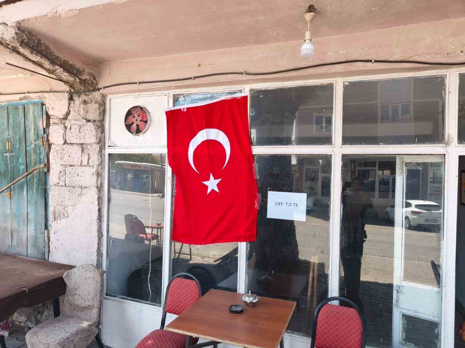 Ağrı ay yıldızlı bayraklarla donatıldı 