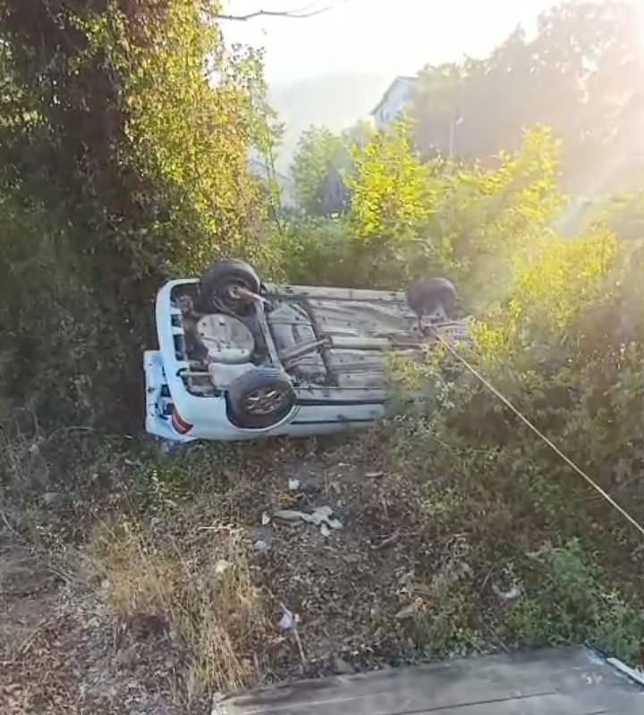 Çaycuma’da otomobil direksiyon hakimiyetini kaybetti, şarampole uçtu 