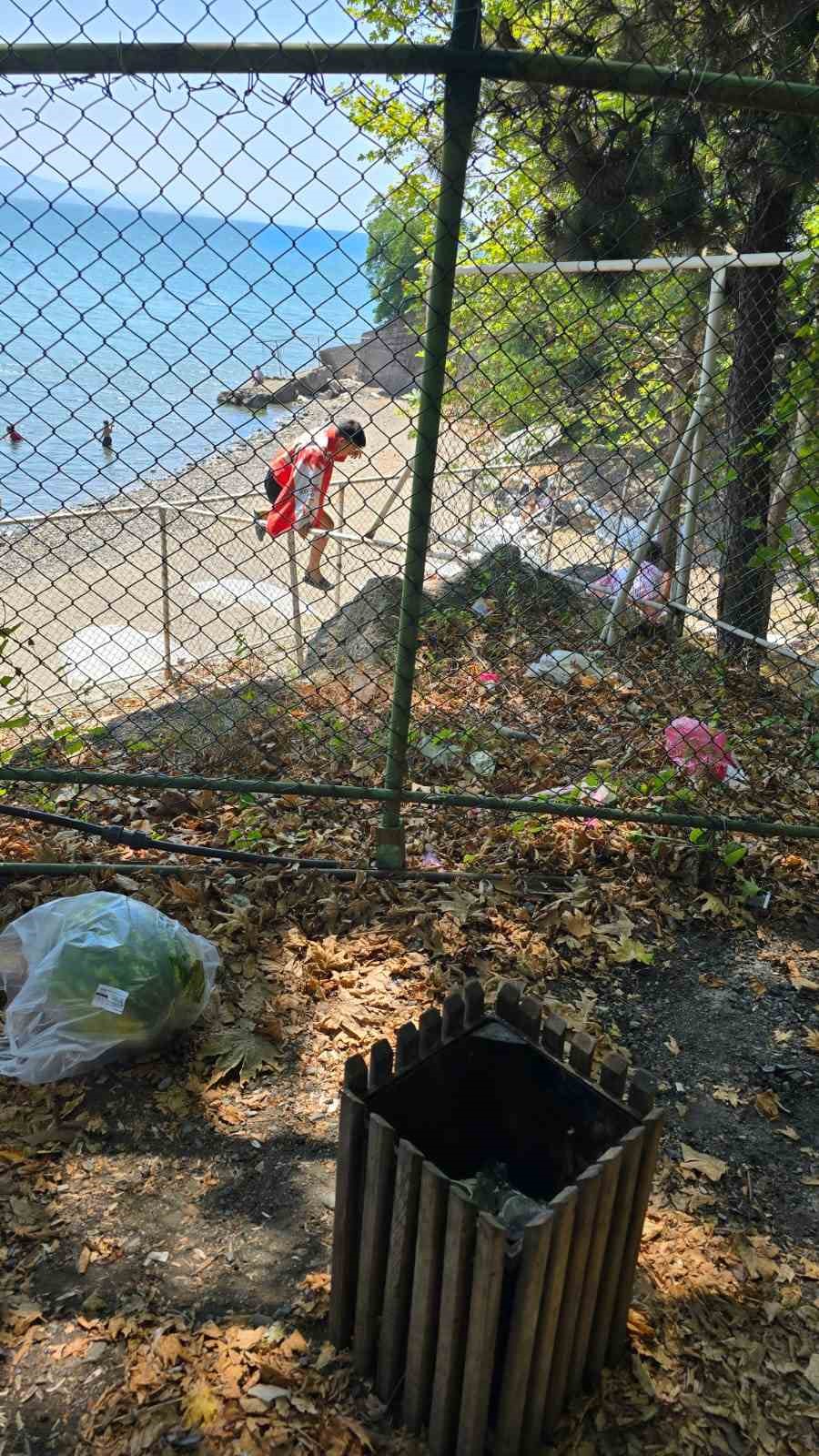 Ücretli hale getirilen Sevgi Barış Dostluk Plajı’na tel örgüleri aşarak girmeye çalıştılar 