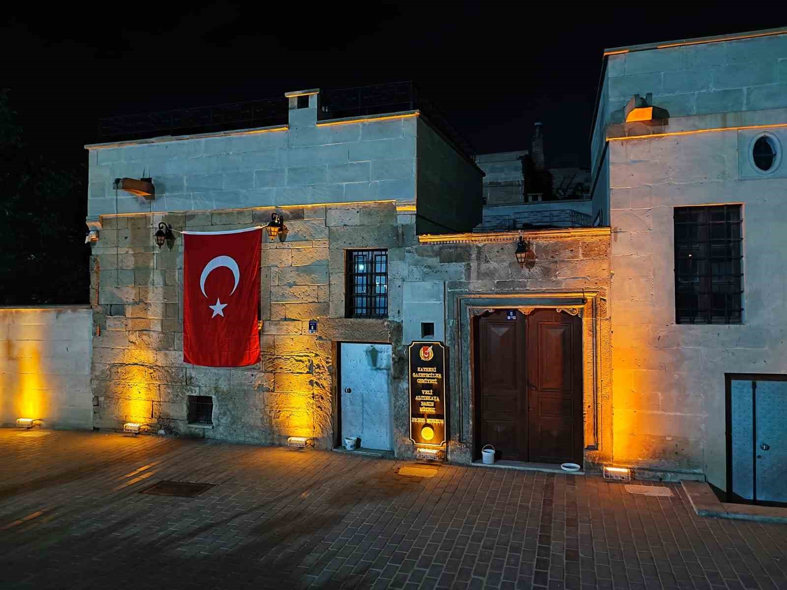Kayseri Büyükşehir Belediyesi, şehri Türk Bayrakları ile donattı 