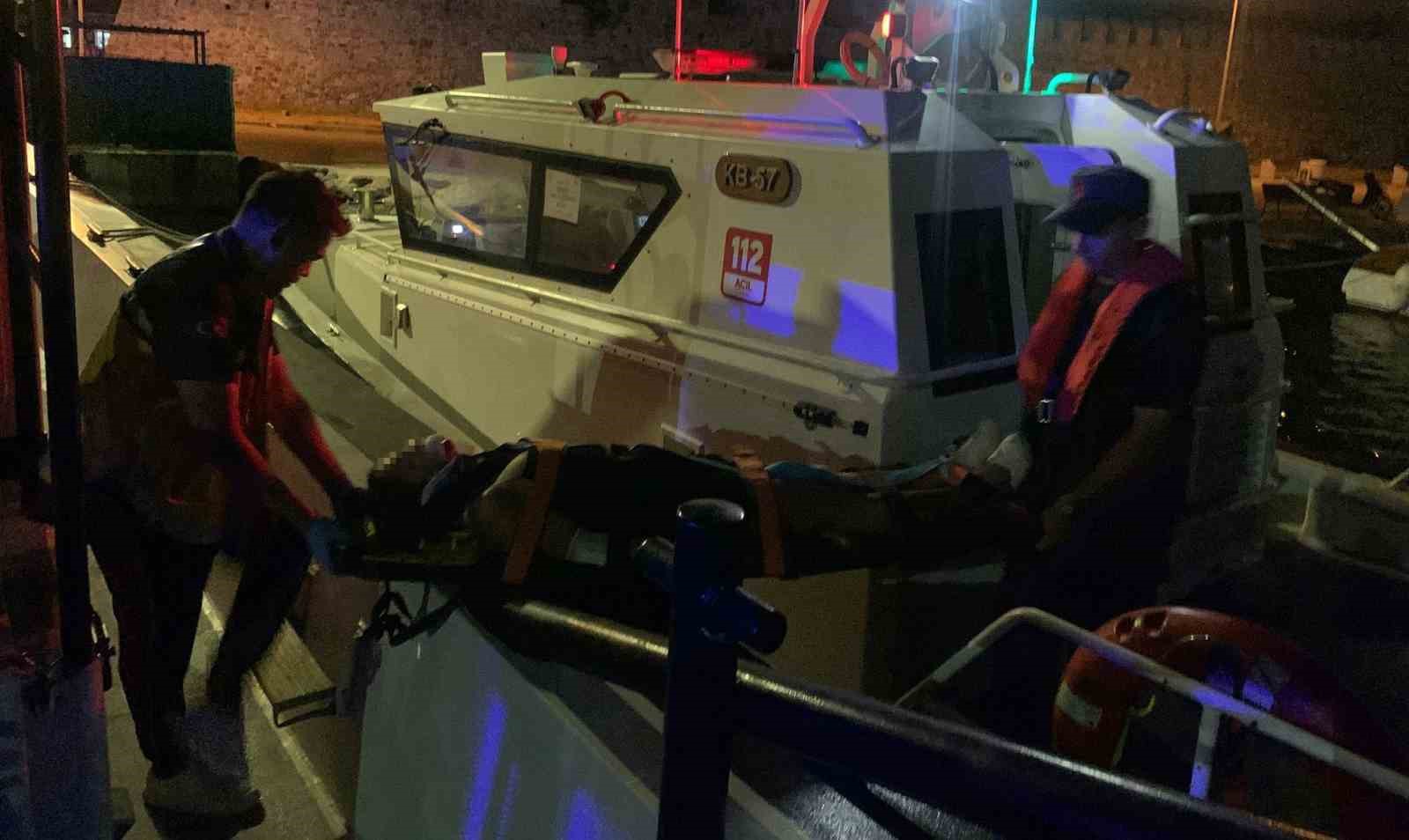 Bozcaada’da trafik kazasında yaralanan vatandaşın tıbbi tahliyesi Sahil Güvenlik ekiplerince gerçekleştirildi 