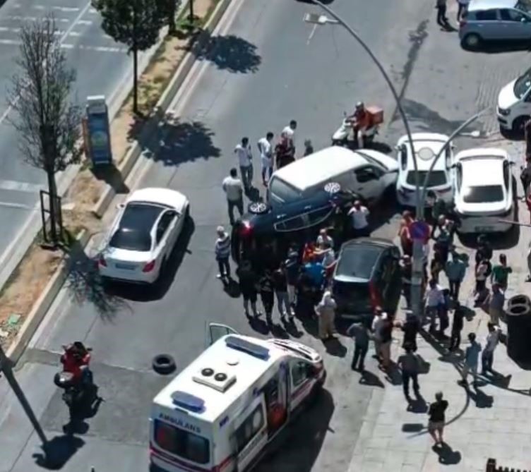 Sultangazi’de hatalı U dönüşü yapan şahıs kazaya neden oldu: 2 yaralı