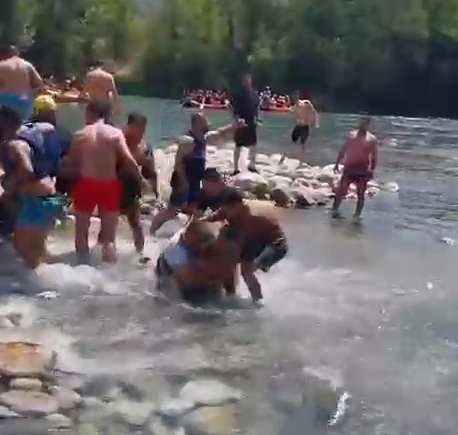 Rafting merkezinde can yeleği giyme tartışması kürekli kavgaya dönüştü 