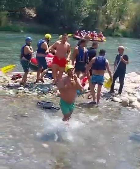 Rafting merkezinde can yeleği giyme tartışması kürekli kavgaya dönüştü 