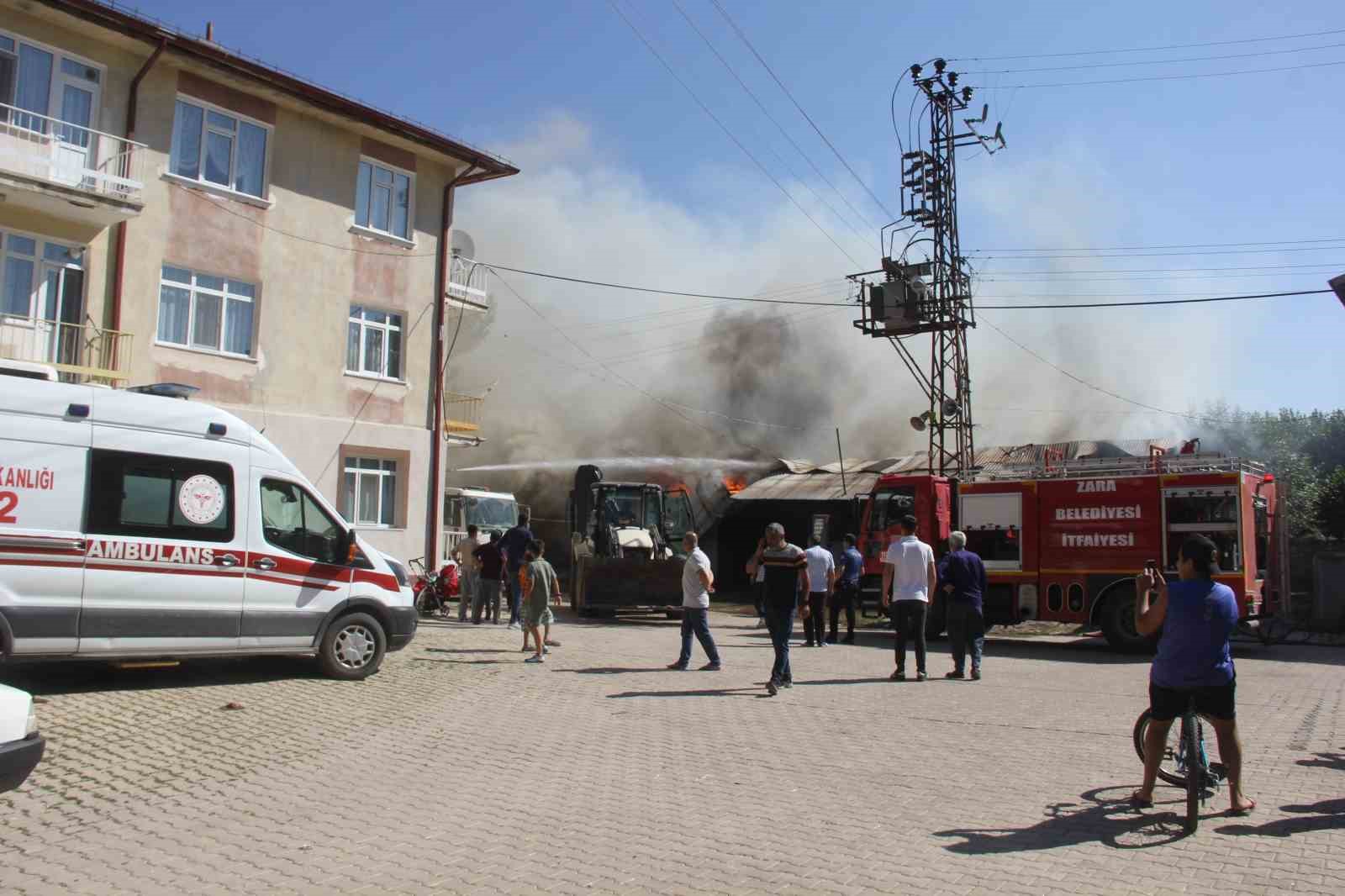 Sivas’ta 5 odunluk ve 1 samanlık küle döndü 
