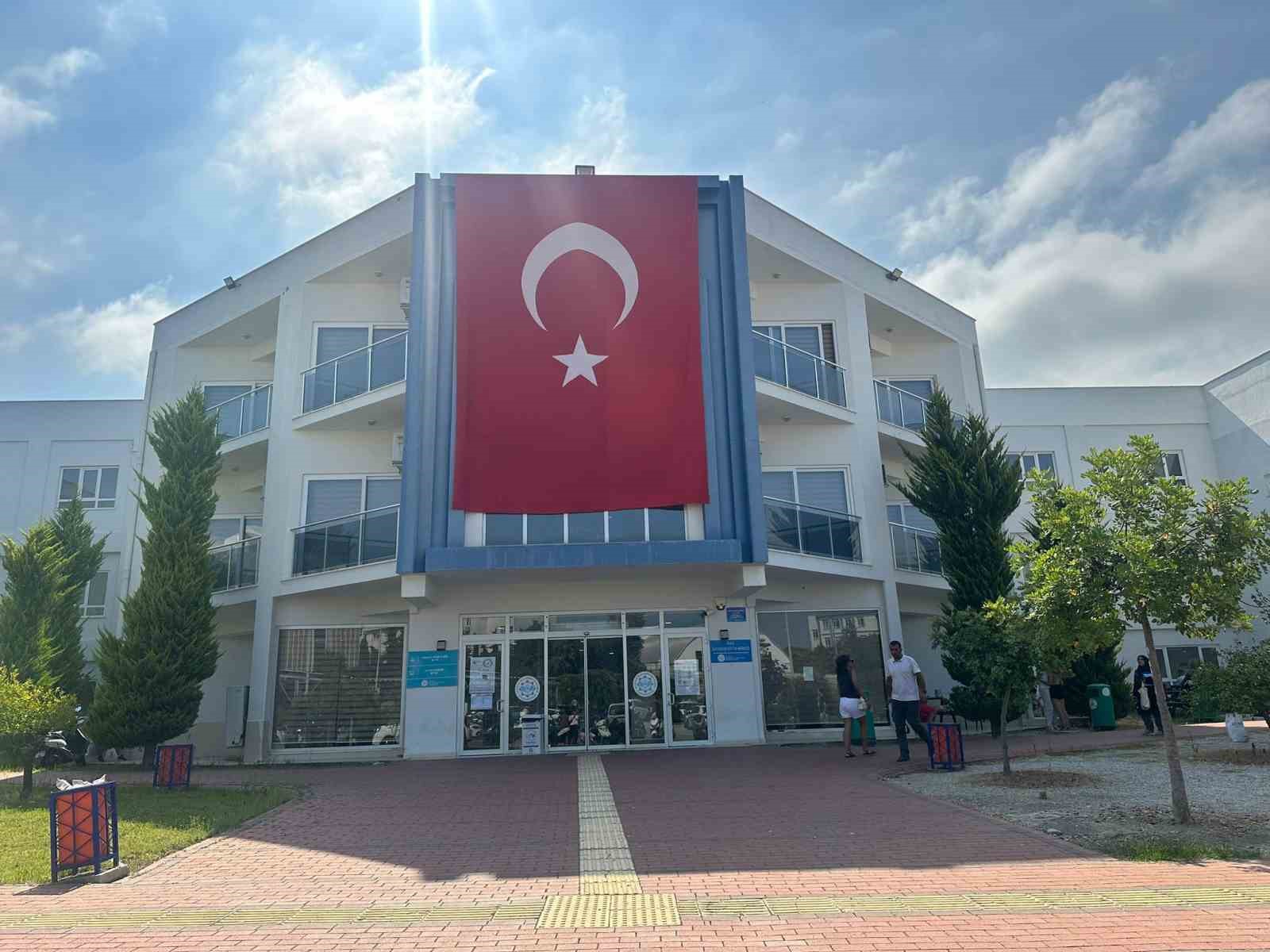 Sınavı dakikalarla kaçırdılar, tabelayı göremedikleri söylenince içeri alındılar 