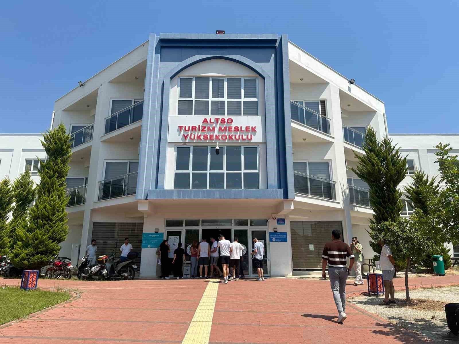 Sınavı dakikalarla kaçırdılar, tabelayı göremedikleri söylenince içeri alındılar 