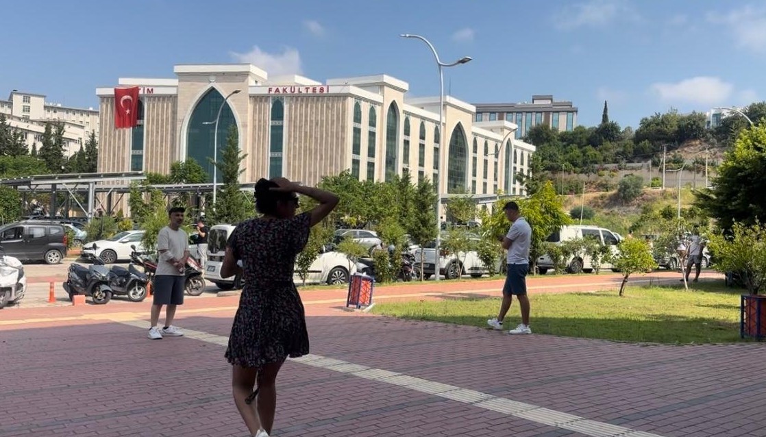 Sınavı dakikalarla kaçırdılar, tabelayı göremedikleri söylenince içeri alındılar 