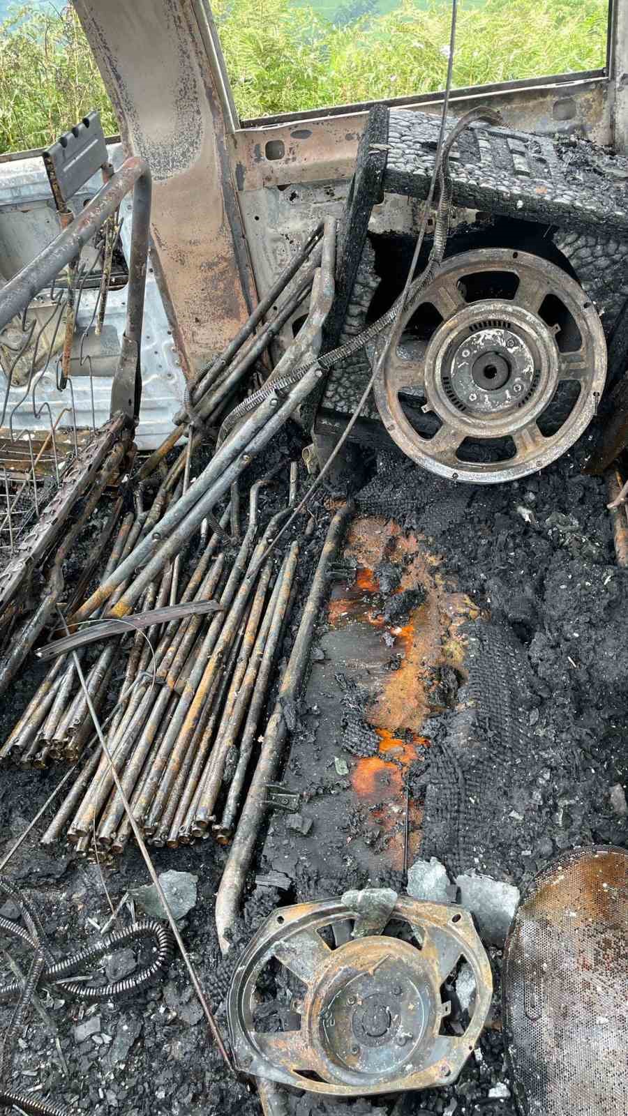 Seyir halindeki araç alev topuna döndü 